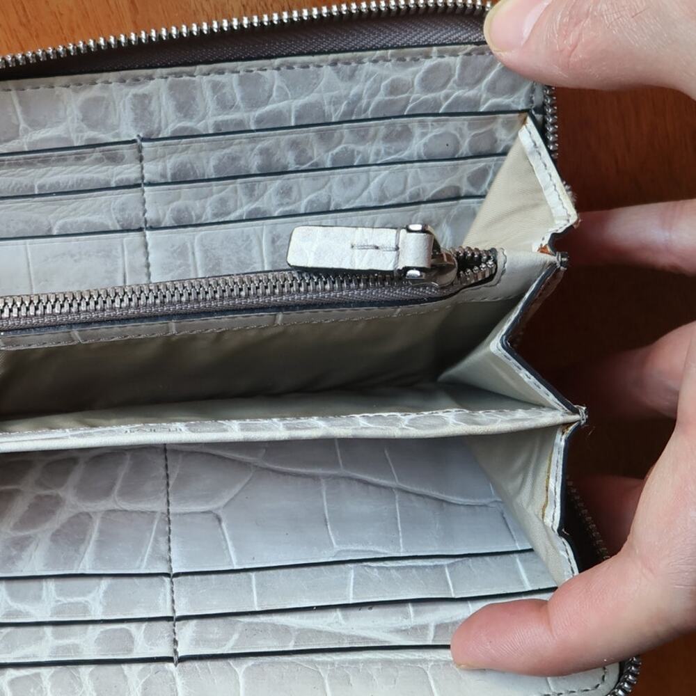 TUMI white Embossed Leather Zip-Around Large Wallet 12 Credit Card Slots GUC - Picture 6 of 11